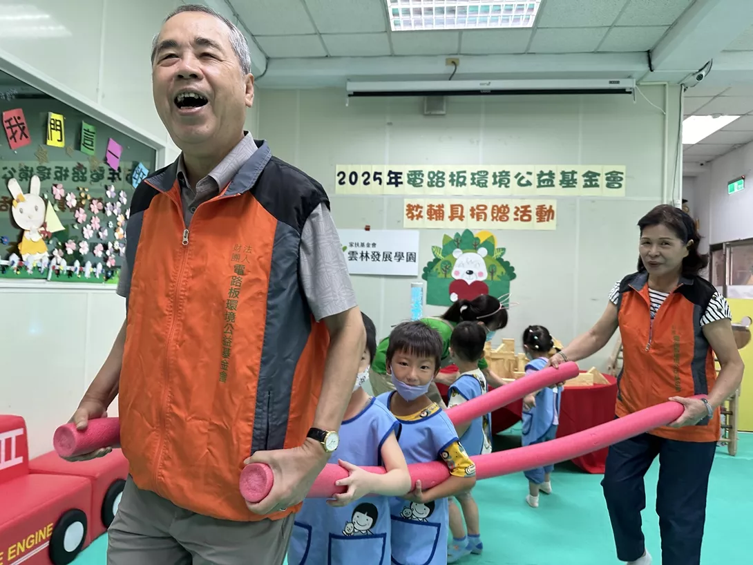 陳正雄董事長與慢飛天使同樂