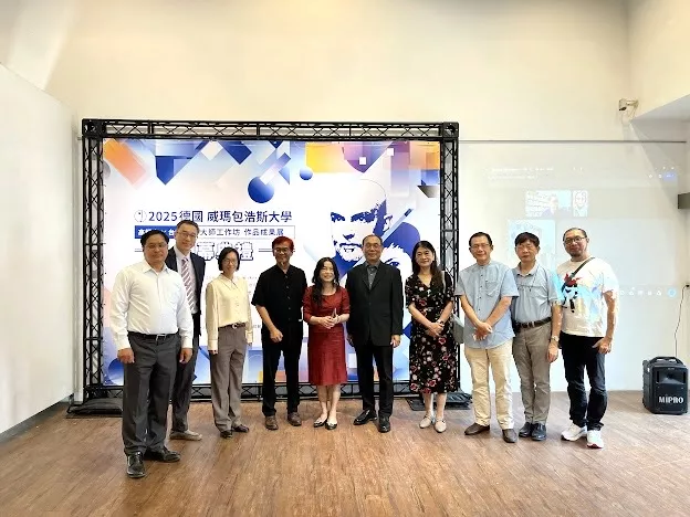 高師大藝術學院院長陳立民協同台師大藝術學院院長莊連東(左4)與海軍官校士官長圖資_0