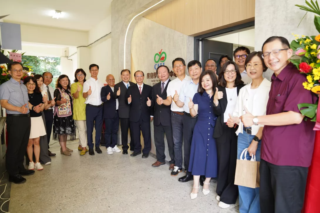 完成揭牌後王校長與出席貴賓歡喜合影