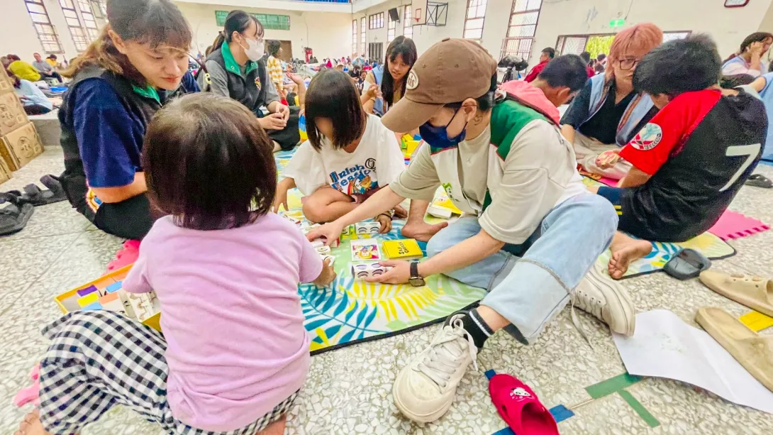 02.花蓮家扶主動進駐臨時安置中心,陪伴兒童提供情緒支持
