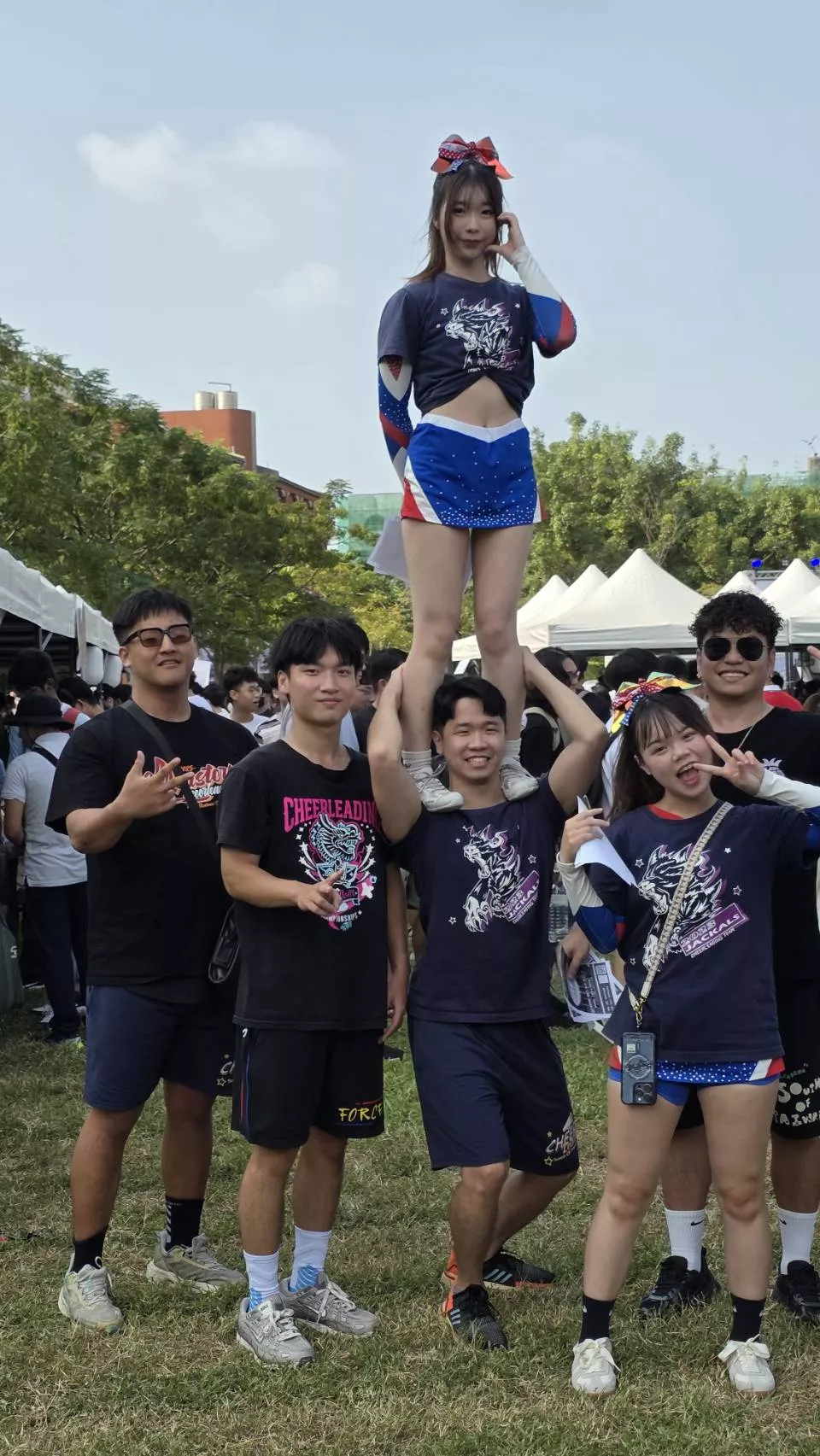 08A2南臺科大「戀祭」迎新活動,於三連堂前大草皮熱情展開社團聯合展。圖為啦啦隊高舉