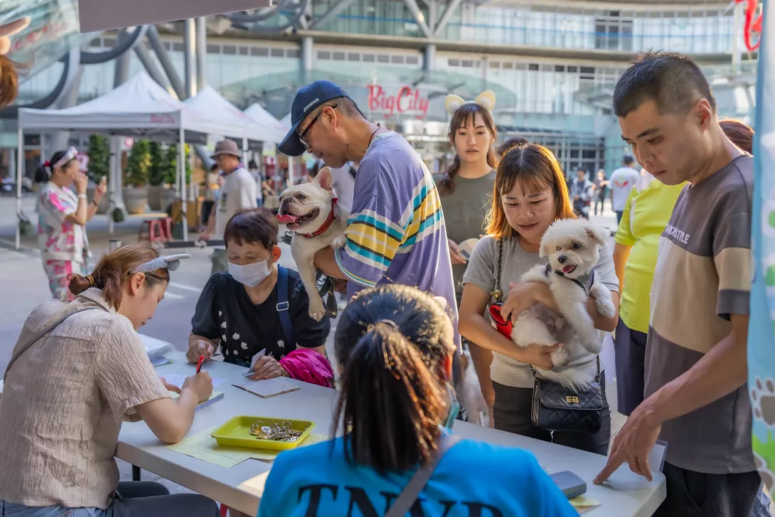 上百位飼主攜犬參與活動,現場限量 100 份的免費狂犬病疫苗與寵物晶片施打服務在短時間內額滿