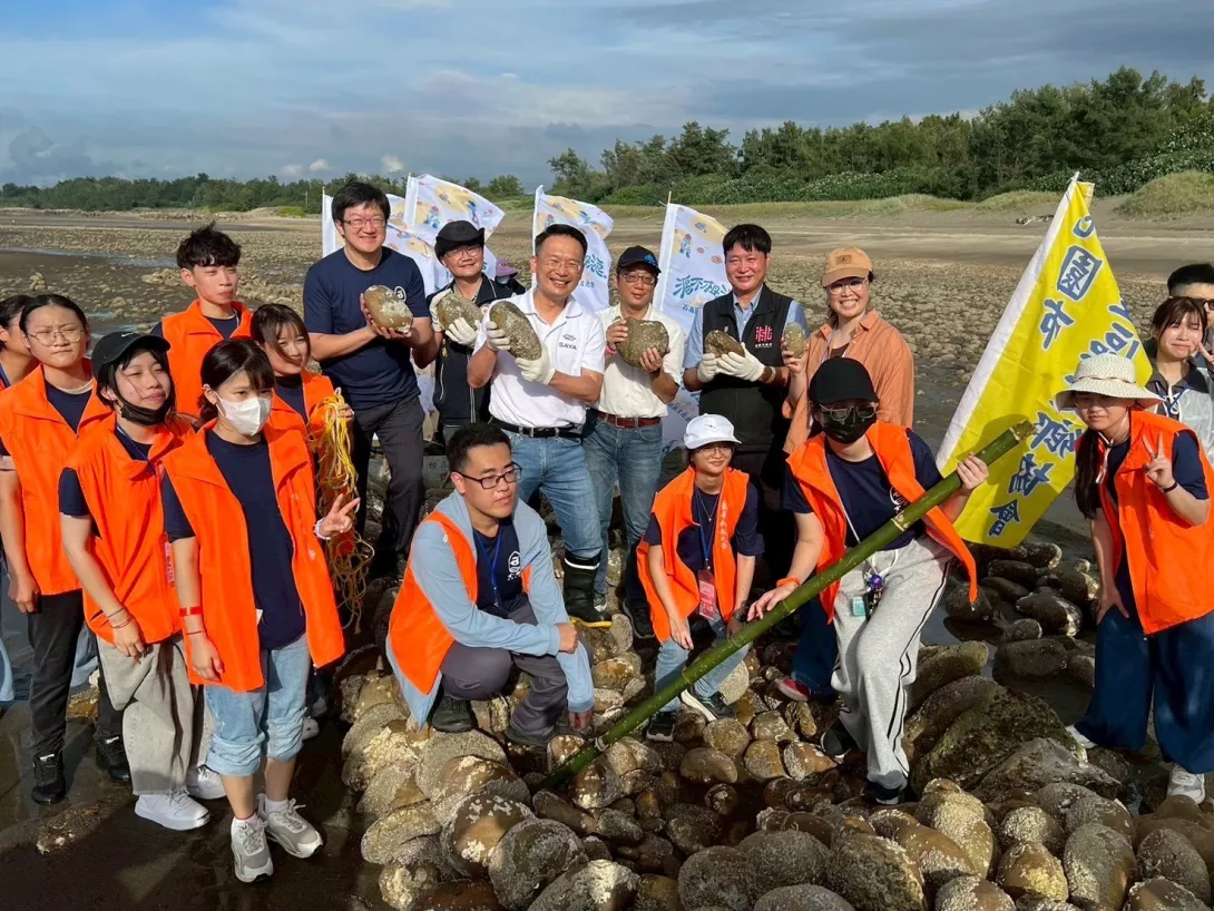 桃園市政府蘇俊賓副市長與龍華科技大學師生及在地居民攜手築滬,親身體驗傳統石滬工法。