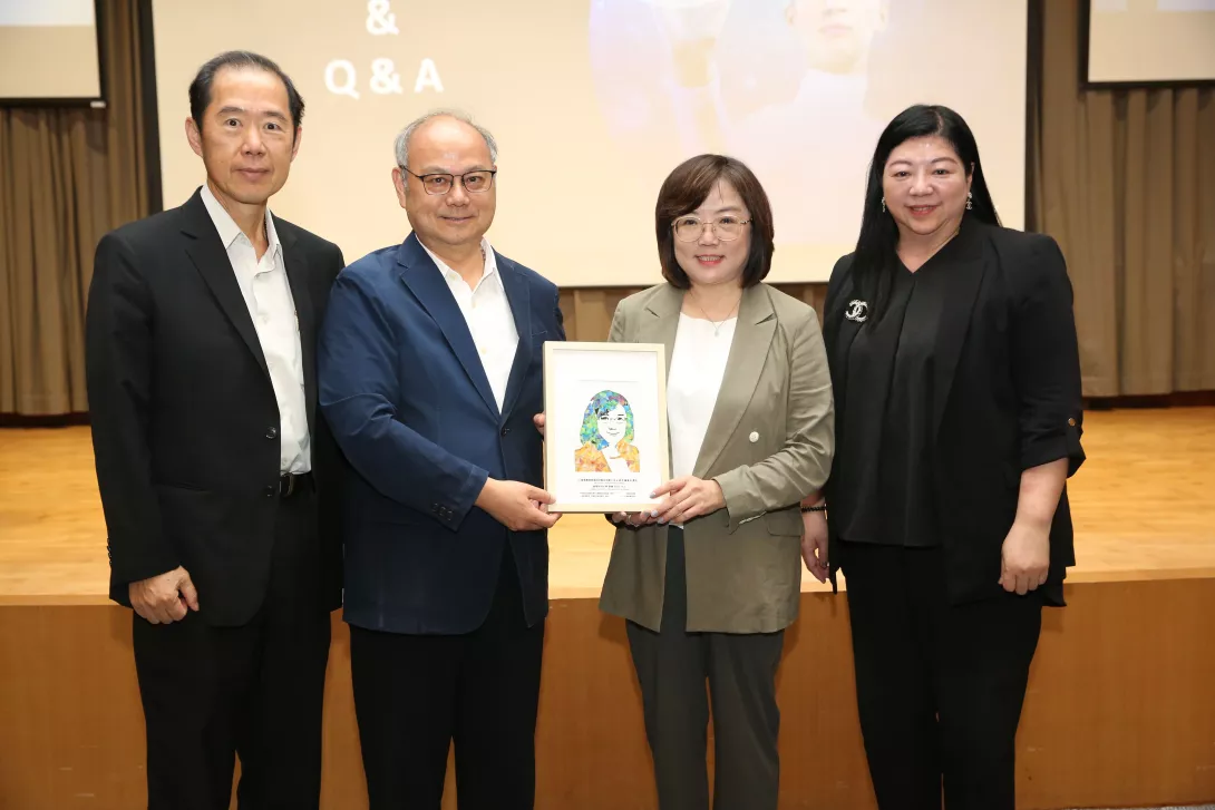 龍華科大致贈以海廢再生素材製作之文創紀念品,呼應永續與創新主題。