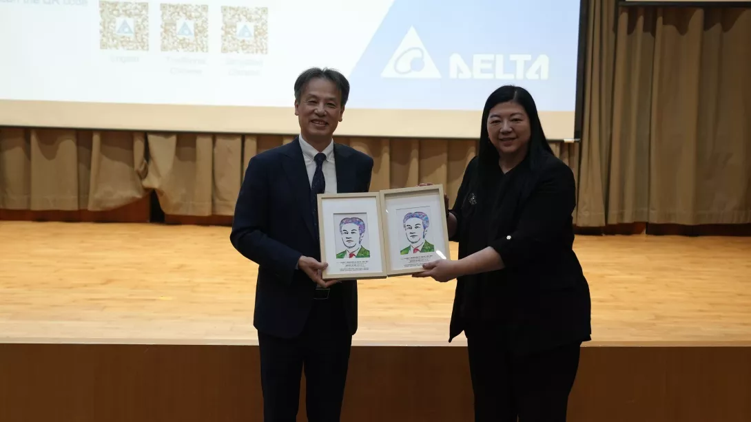龍華科大柯淑芬副校長致贈「光影再生」文創紀念品予陳啟禎人資長,象徵永續創新精神的傳承