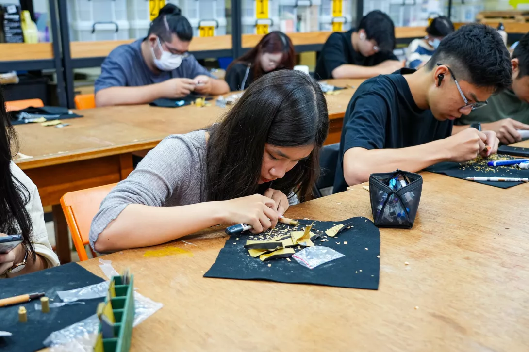 木筆家DIY樹枝筆工作坊,利用廢棄的行道樹及在地農業廢料,讓學生製作個人專屬的樹枝筆,十分特別。