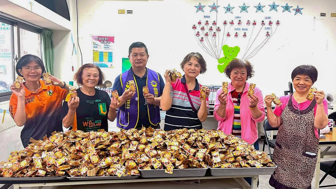 為了推廣農村在地食材,朝陽USR團隊透過手作柑橘堅果酥的活動,實踐「吃在地、食當季」的低碳理念。