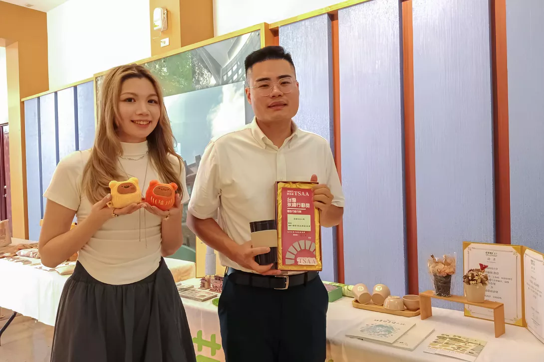 成功創業之校友蔡忠諺(右)及蔡秉蓁(左),帶來特色商品「永續肖楠木隨行杯」及受邀參展台灣文博會的「熊熊達摩」,與學弟妹分享。-2