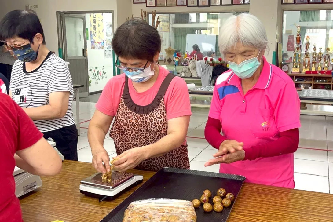 朝陽USR團隊利用品質無虞的農產格外品,教導社區民眾創造當地農村特色糕點,並兼顧高齡化社會飲食需求,頗受好評。-4