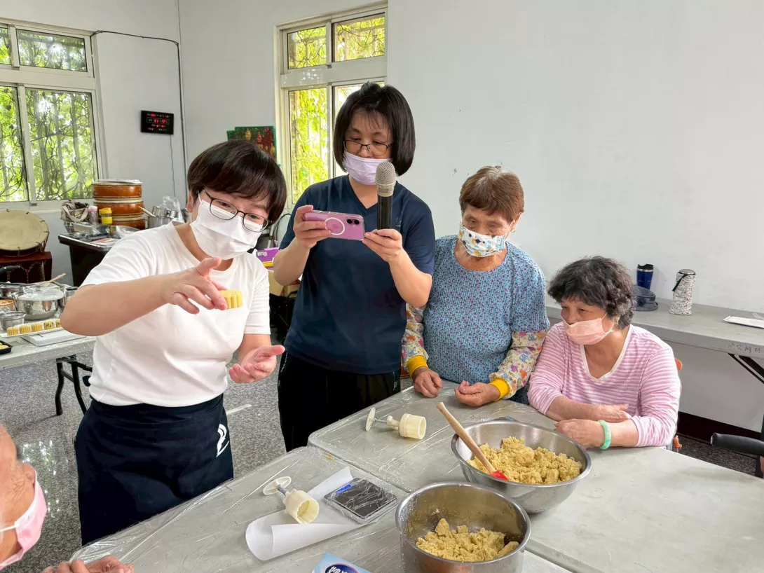 中秋綠豆糕手作體驗,結合在地食材 ,帶領鹿北社區居民體驗節慶文化的溫度。