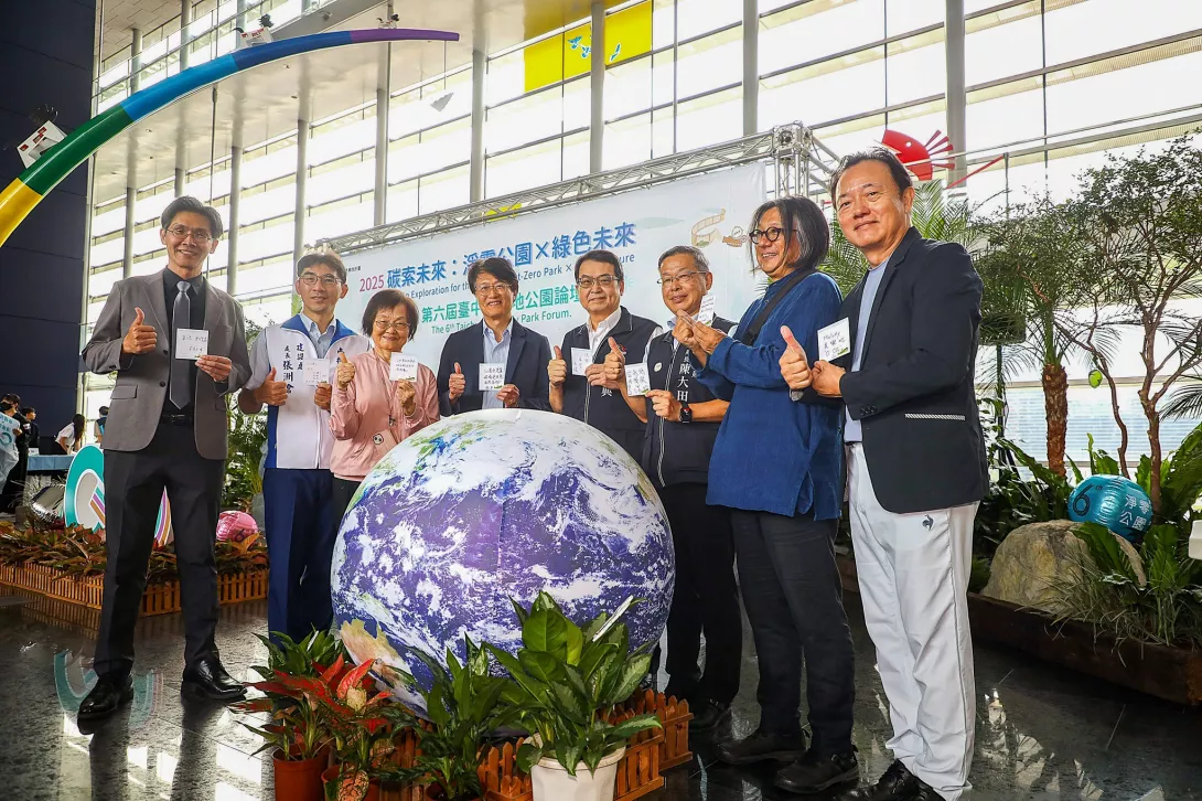 台中市建設局長陳大田(右三)與論壇貴賓共同寫下低碳未來願景,貼上地球,象徵守護環境的力量。