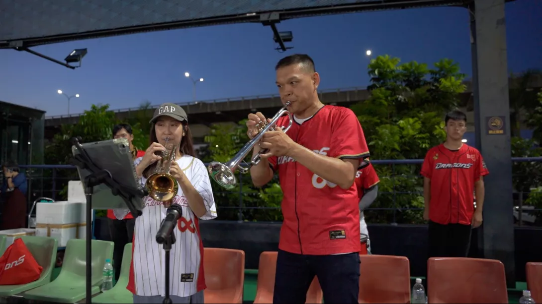 余勤芹與應援樂手現場吹奏曲子