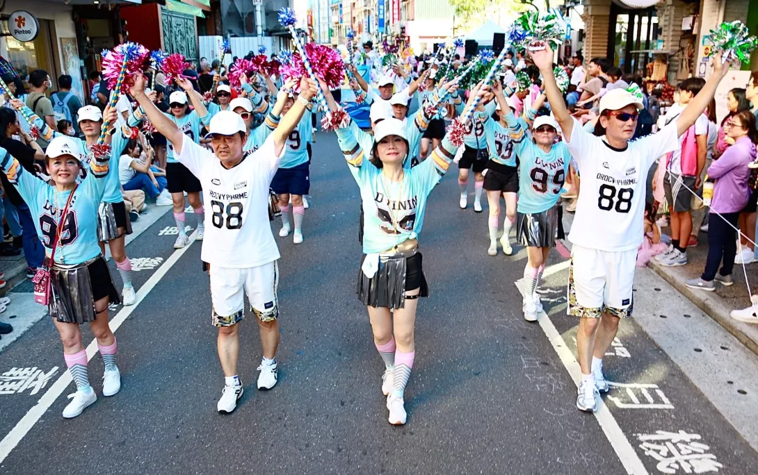 團長王承聘全程參與踩街活動