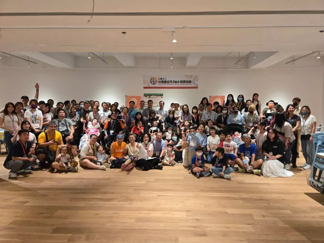 台北龍門扶輪社16位社友與寶眷,陪同20位重症兒與家庭參觀美國大都會博物館名作展