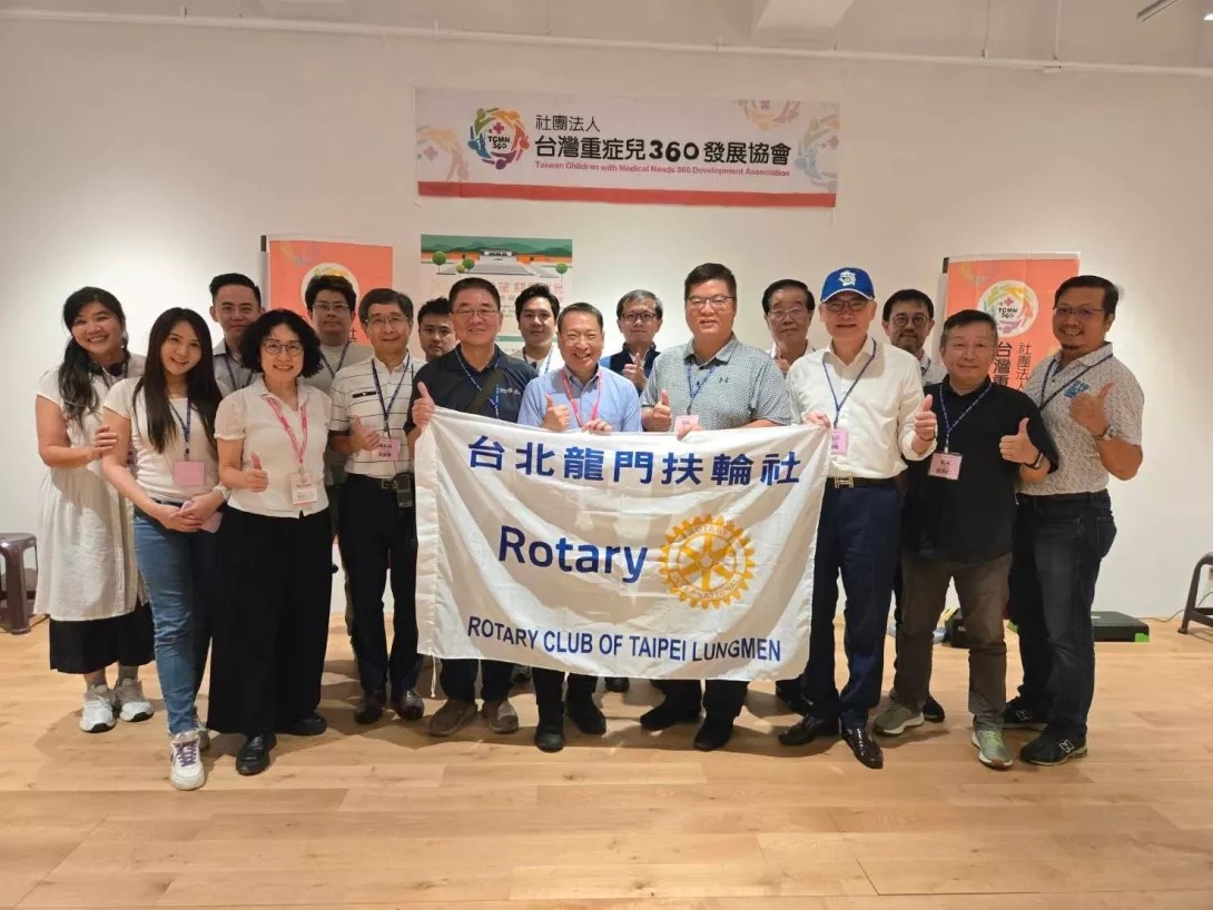 台北龍門扶輪社16位社友與寶眷合影