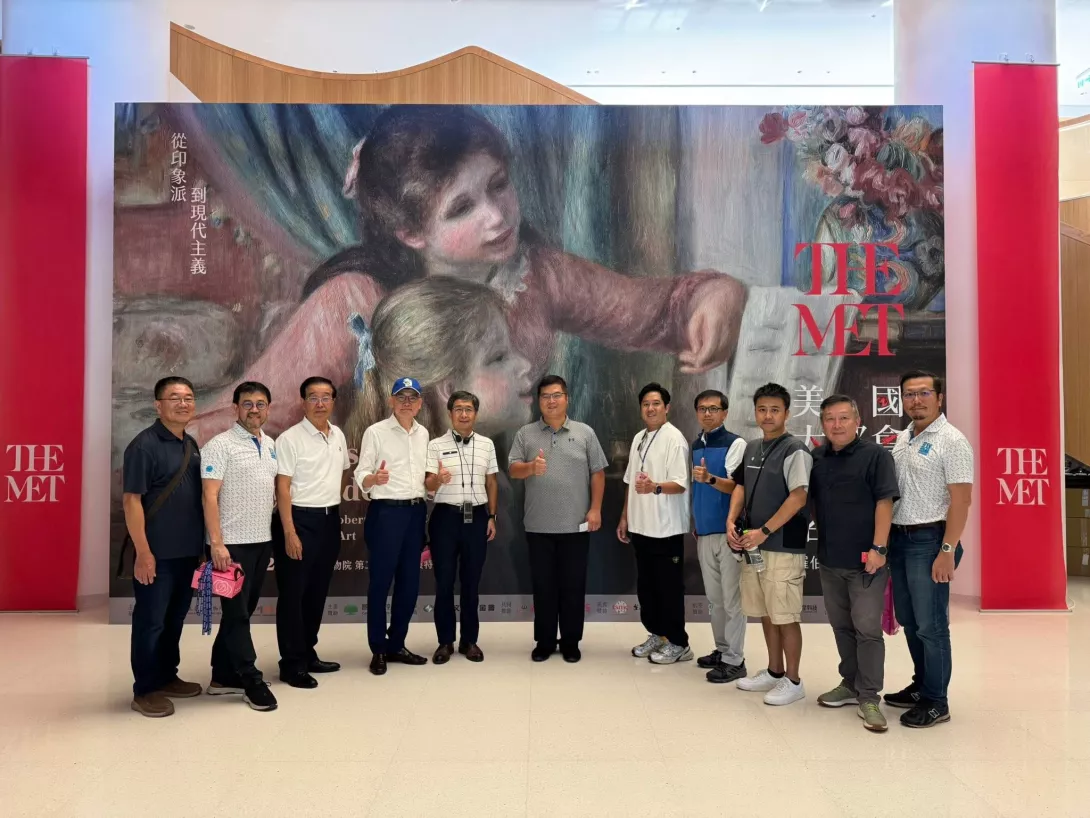 台北龍門扶輪社社友與台灣重症兒360發展協會志工合影
