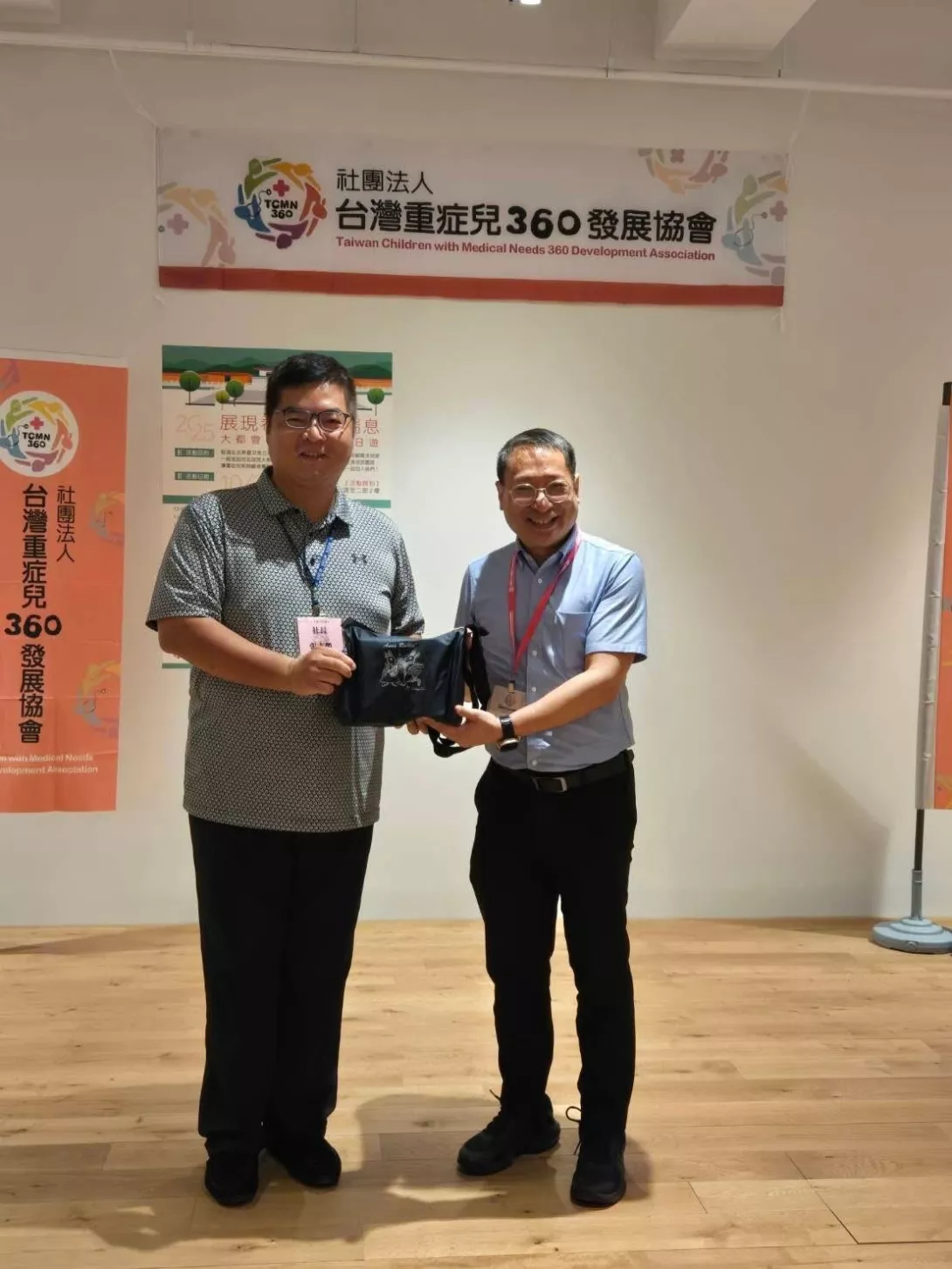 台北龍門扶輪社社長張志榮Anthony代表致贈伴手禮,將祝福與溫暖送給每一位勇敢的重症兒