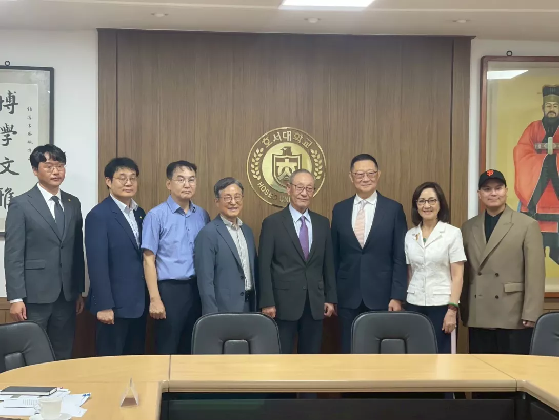 龍華科技大學董事長孫道亨(右三)、副校長林如貞(右二)與韓國湖西大學校長Kang Il-ku(左五)率領雙方團隊進行交流並合影留念。