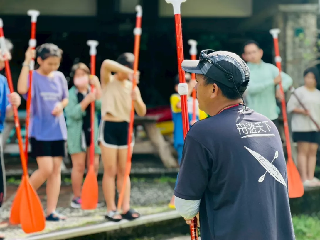 SUP活動開始前,教練帶領孩子們在岸邊認真練習划槳動作,為挑戰做足準備