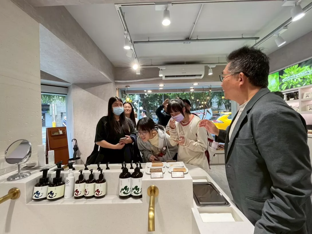 LINE_ALBUM_20251027企業實境教室_251027_18