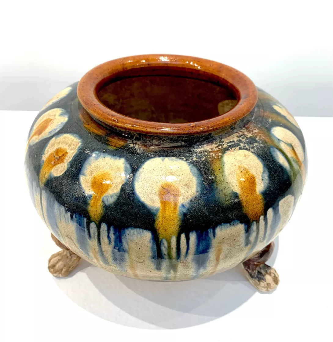 中国古美術・旧蔵の三彩陶磁器、力士が太鼓を携えたもの・26x33cm・賞物・案頭 中国古美術・旧蔵の三彩陶磁器、力士が太鼓を携えたもの